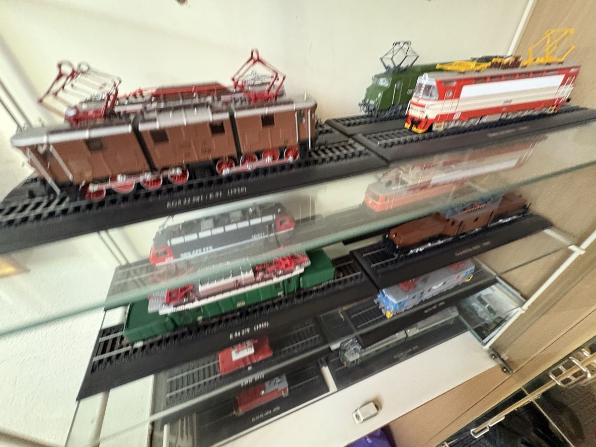 Kit di modellismo & Modellini statici: 16 Stk E-Loks Modelle mit Glasvitrine, Editions Atlas – Nuovo e nell'imballaggio originale da Wohlen AG venduto da Eschiedsrichter 1