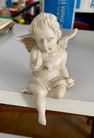 KANTENHOCKER ENGEL, MIT VÖGELI, CA. 9CM, AUS SAMMLUNG