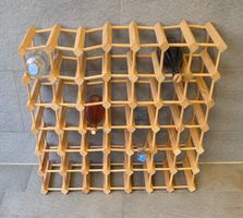 Weinregal aus Holz mit Steckverbindungen