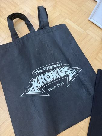 Krokus Tragetasche und Dirty Dynamite Schal schwarz