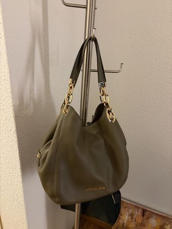 Michael Kors Handtasche oliv Leder Goldkette Zustand gut