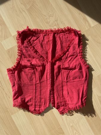 Rote Weste mit Spitzenbesatz, Gr. M