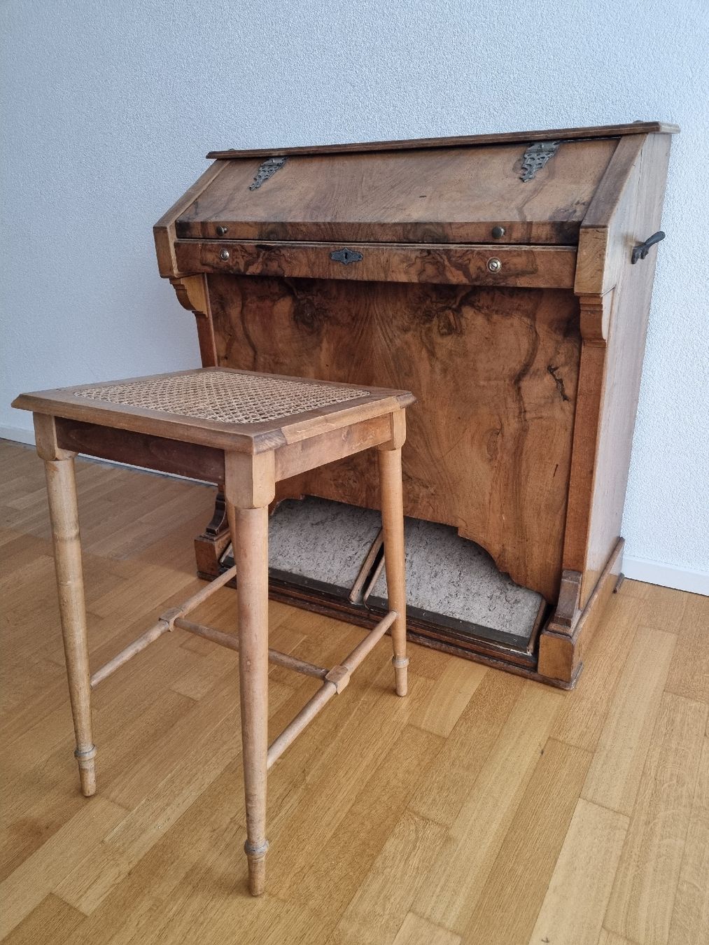 Strumenti musicali: Antikes Harmonium mit Stuhl – Usato da Abtwil SG venduto da danikari 2