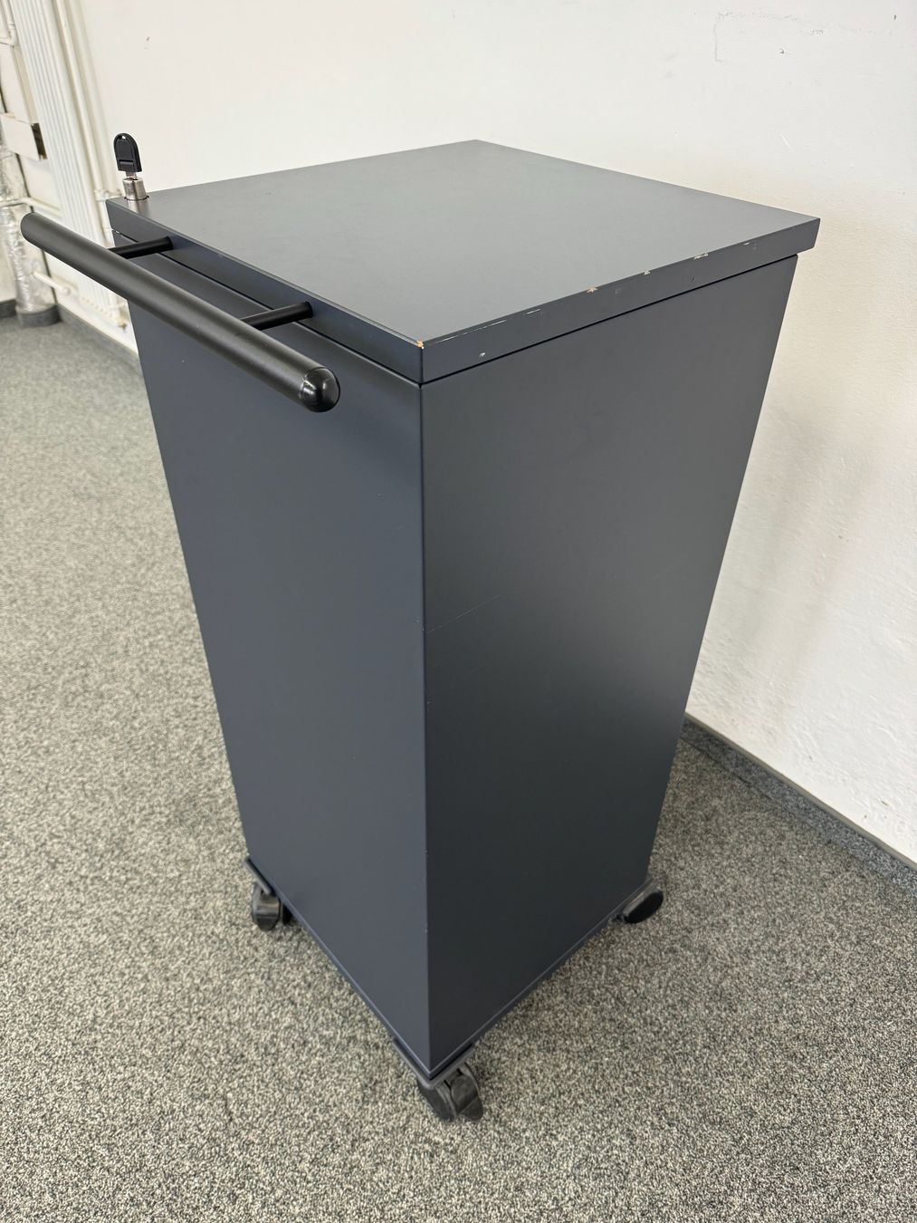 Banconi: Novex LC2 Roll-Caddy Anthrazit Dunkel mit Lackschäden – Usato da Schönenwerd venduto da mcofficeshop 5