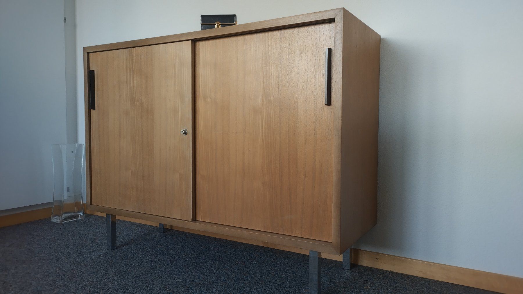 Cassettiere: Sideboard aus Holz mit Schiebetüren – Usato da Zollikerberg venduto da Alasaka2013 4