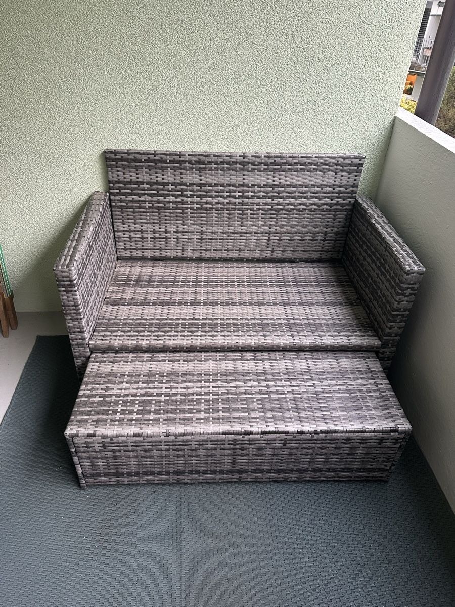 Poltrone: Gartensitzgruppe Rattansofa mit Hocker – Usato da Goldau venduto da stefaniefaessler 2