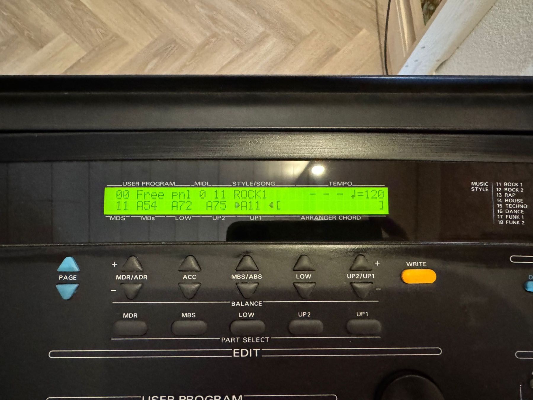 Roland Strumenti musicali: Roland E-86 Intelligent Synthesizer – Usato da Dörflingen venduto da Benz63 3