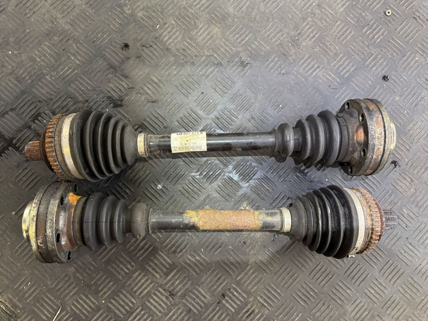 VW Tutti pezzi di ricambio auto: VW T4 Antriebswellen 150 PS – Usato da Olten venduto da pavowa