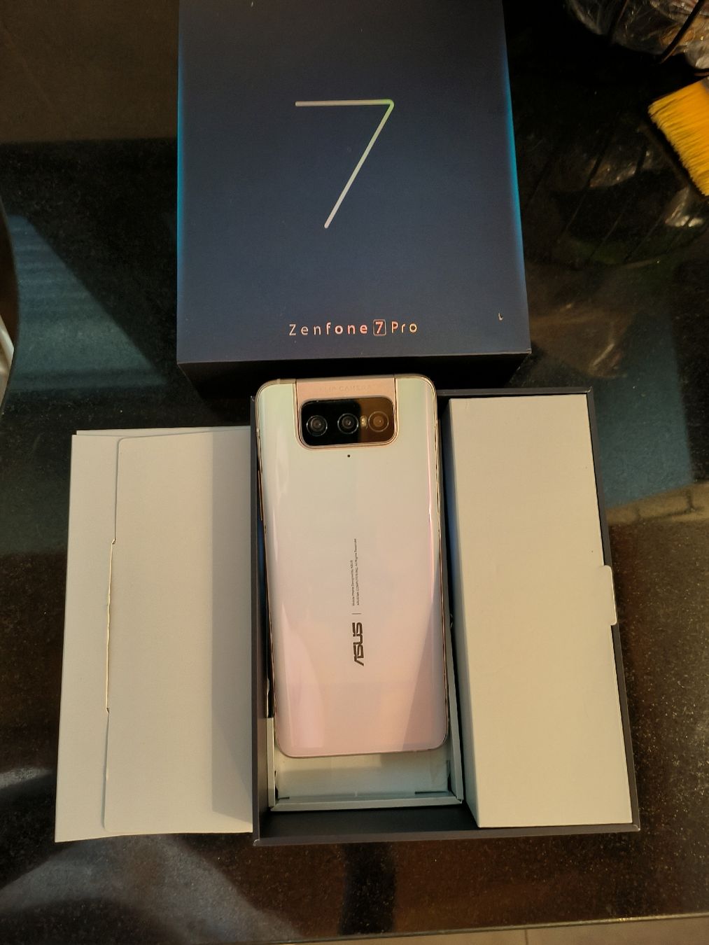 Asus Telefoni cellulari / Smartphones: Asus Zenfrone 7pro.256 Gb  . 5G – Usato da Grimisuat venduto da val_9q7l 7