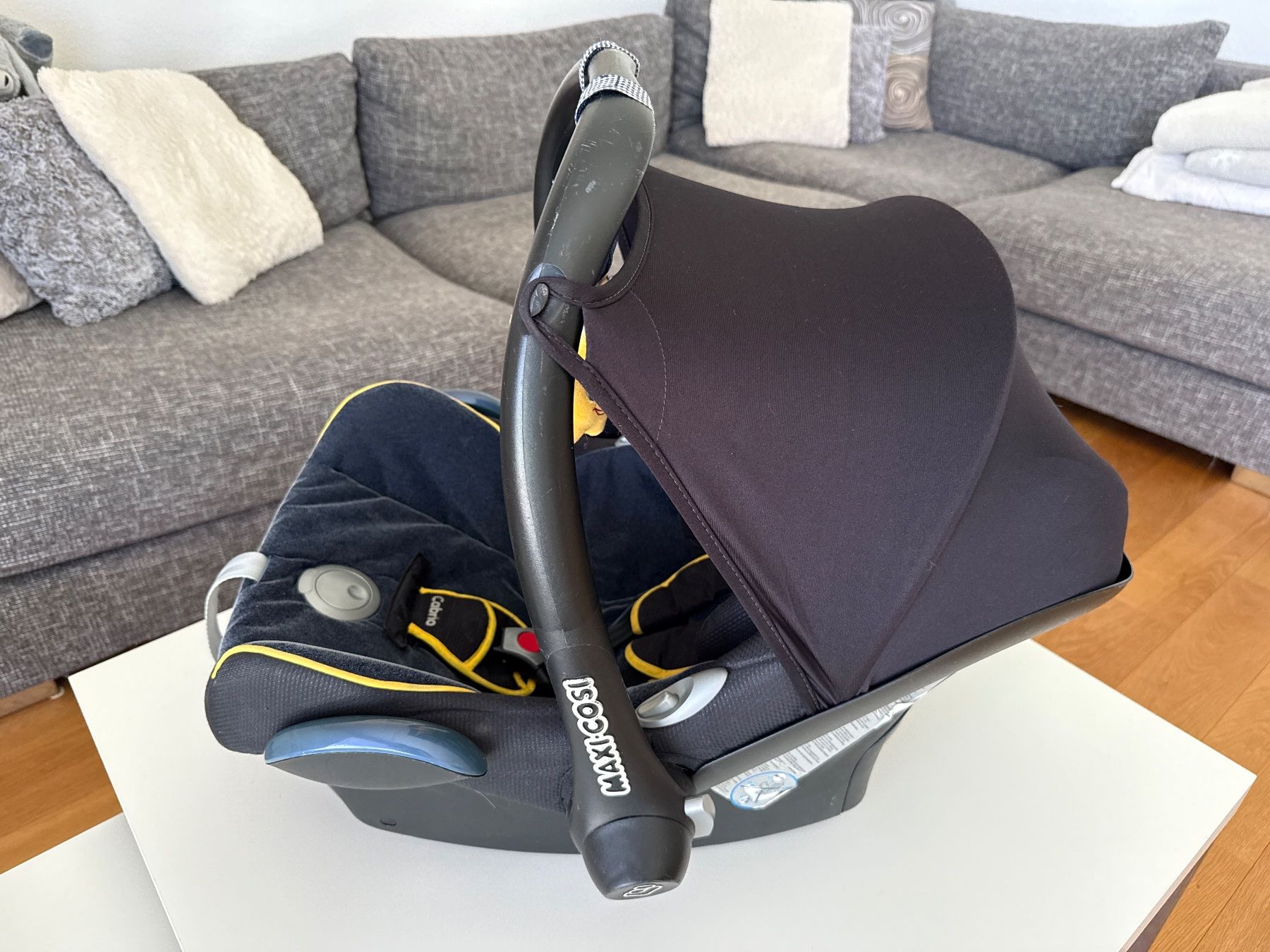 Maxi-Cosi Seggiolini per auto: Babyschale Maxi Cosi Cabrio, edler dunkelblauer Samt – Usato da Hägendorf venduto da ama_71 1