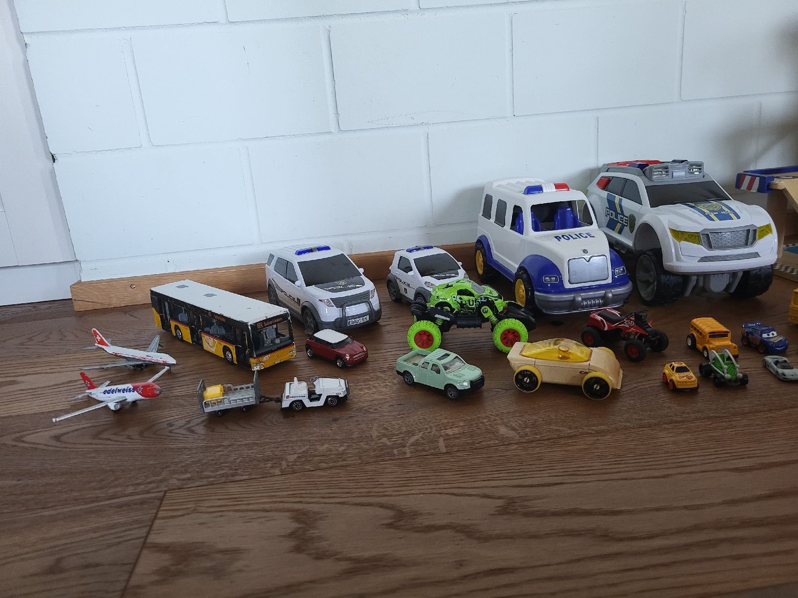 Giocattoli: Grosse Sammlung Spielzeugautos mit Garage – Usato da Ballwil venduto da Qws_hy777 1