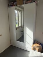 Geräumiger Kleiderschrank mit Spiegel – Weiss – CHF 15.– (VB