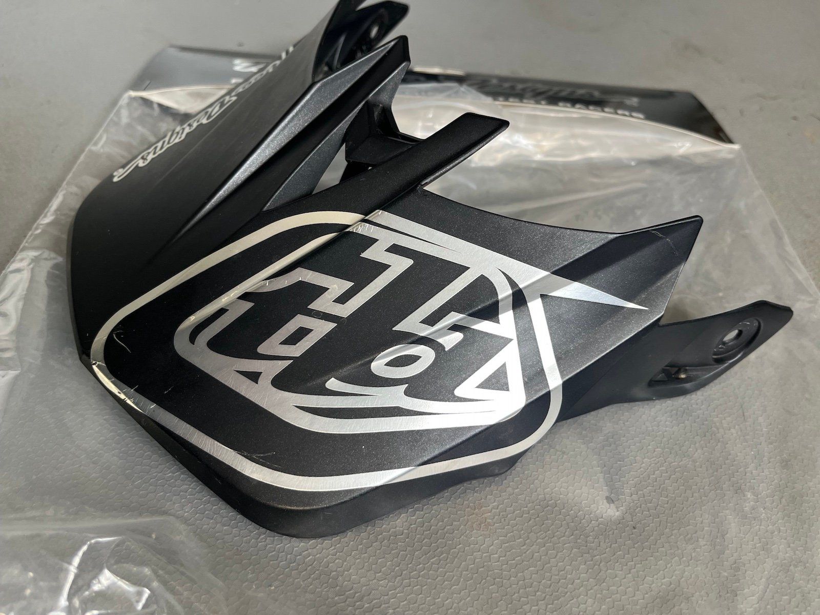 Caschi: Troy Lee Designs D4 visor Stealth black – Usato da Massongex venduto da thn311 2