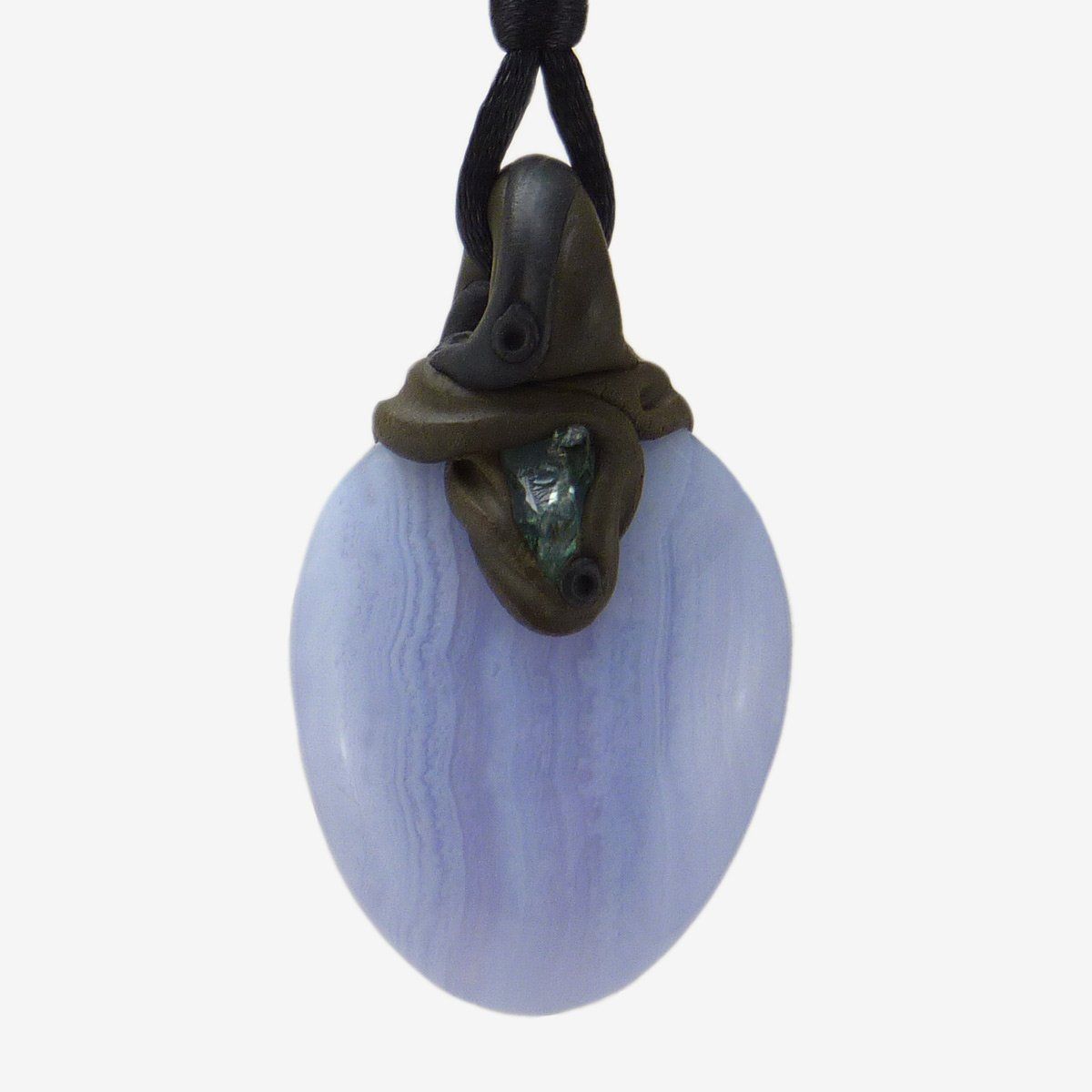Minerali & Pietre curative: Chalcedon Steinanhänger (Cabochon) mit eingefasstem Apatit – Nuovo e nell'imballaggio originale da Meilen venduto da Kaleidoskopia