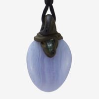 Chalcedon Steinanhänger (Cabochon) mit eingefasstem Apatit