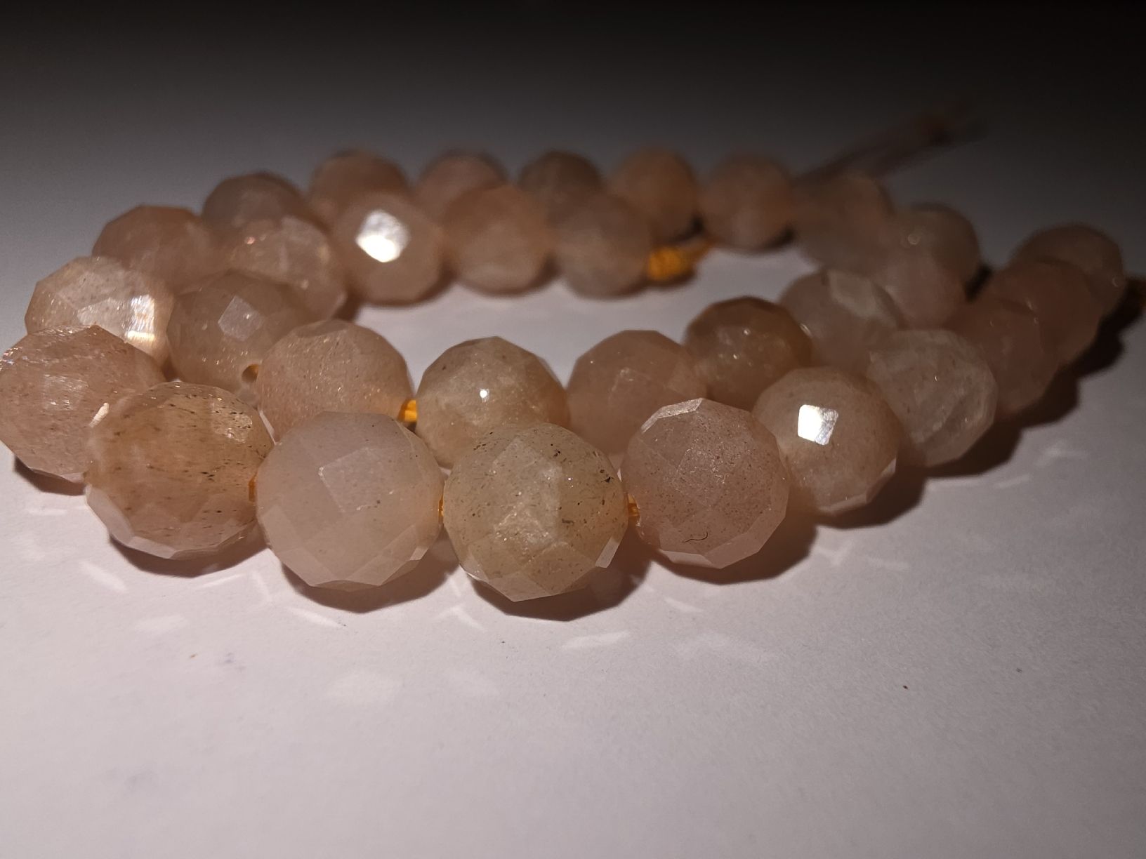 Minerali & Pietre curative: Sonnenstein facettiert 6mm. Strang – Nuovo e nell'imballaggio originale da Menziken venduto da Mirager
