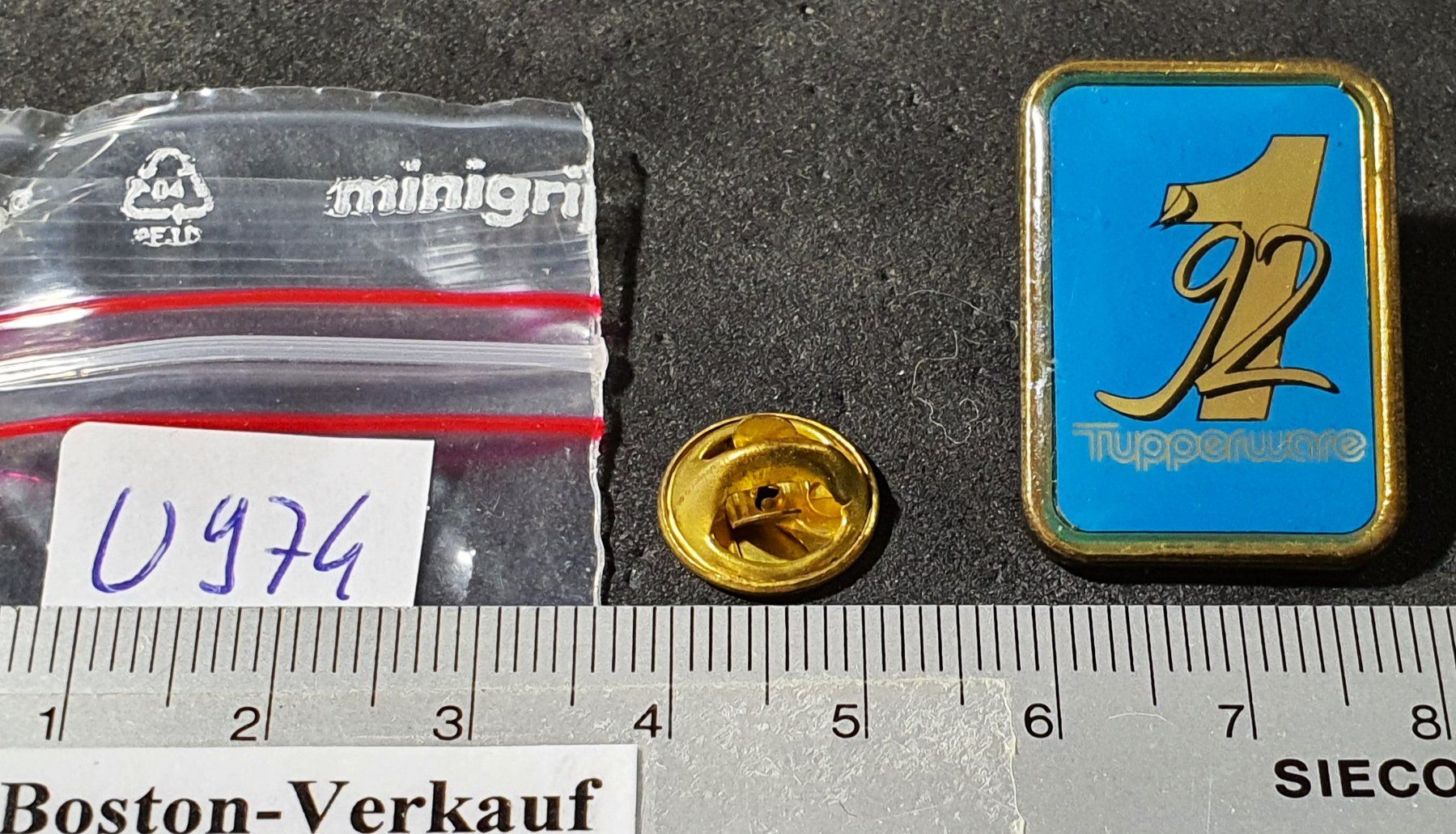 Plaketten & Abzeichen: U974 - Pin Tupperware 1992 Nr. 1 – Gebraucht aus Reinach BL von Boston-Verkauf 2
