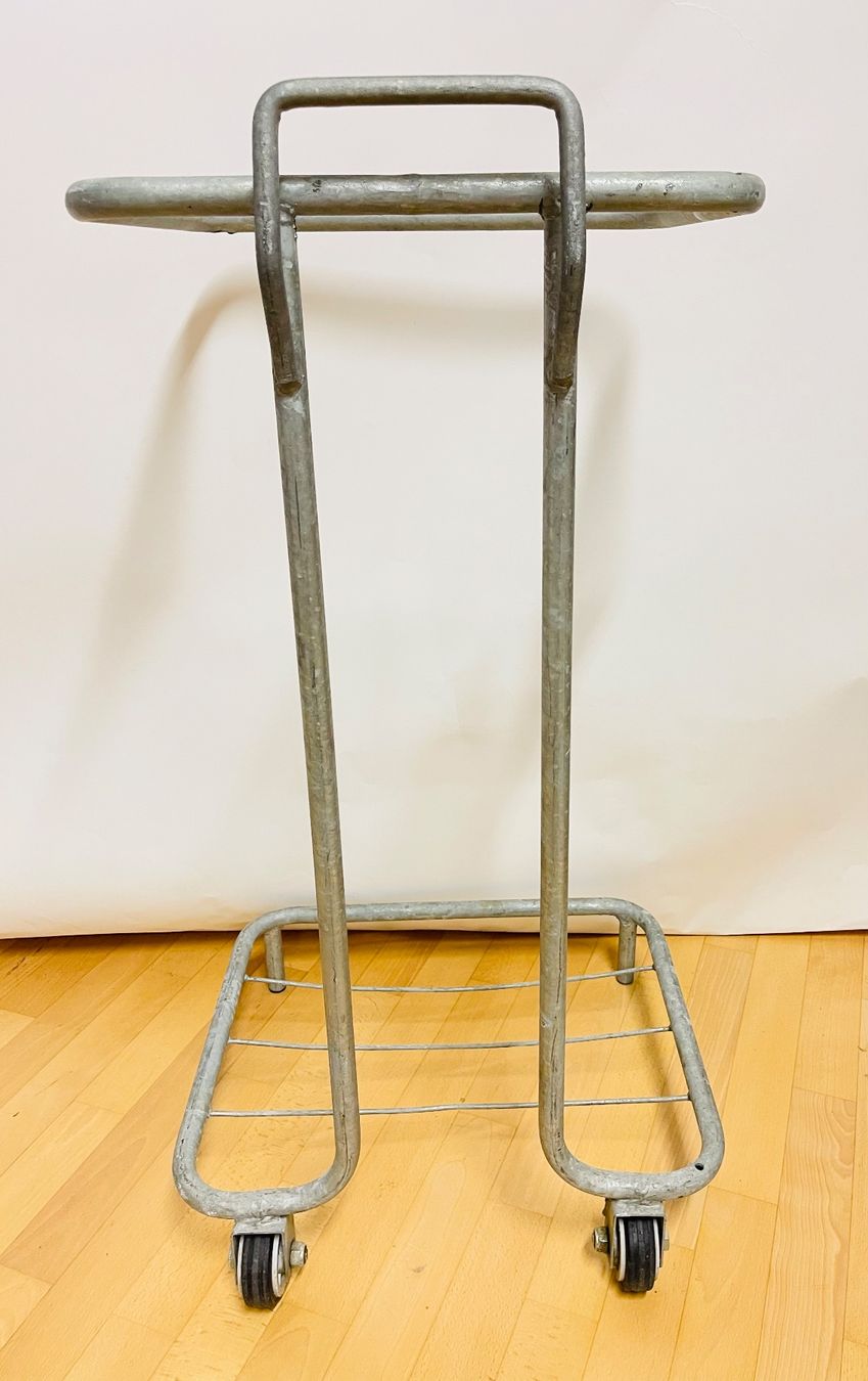 Supporti a parete: Robuster Abfall- , Wäschesammler/Rollwagen, Metall – Usato da Olten venduto da ELHANDEL 2