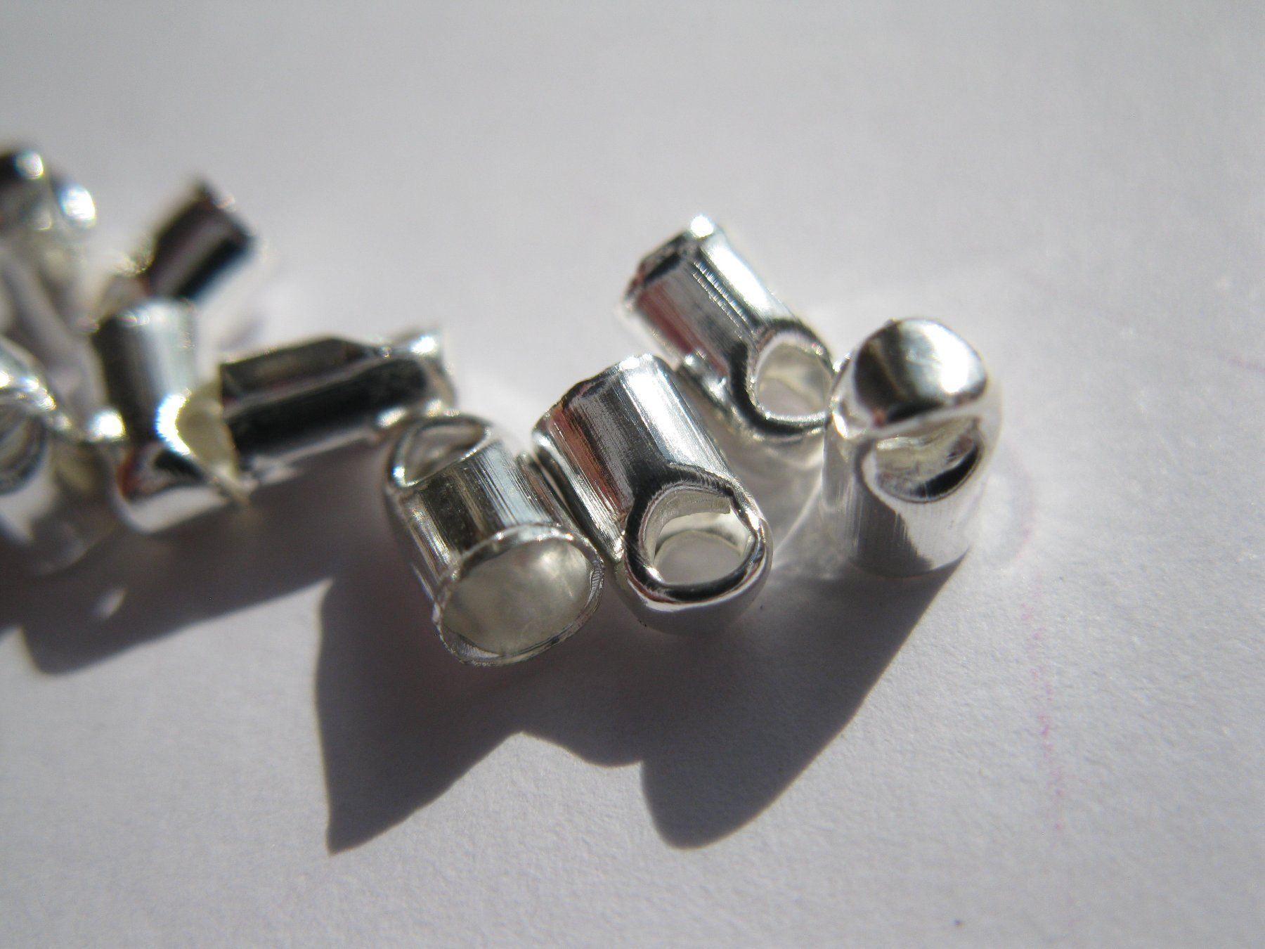 Perle (finte): 10 Endkappen, Endteil, Verschlussteil versilbert 3mm – Nuovo e nell'imballaggio originale da St. Margarethen TG venduto da LuanaKa 1