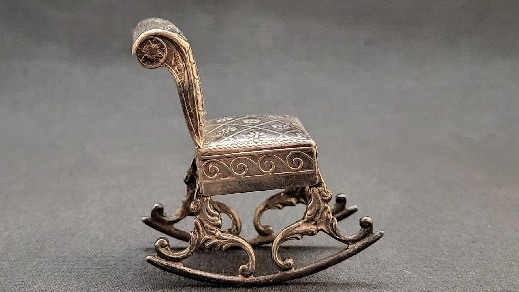 Statuette: MINIATUR-SCHAUKELSTUHL aus Silber "II" – Usato da Basel venduto da spinne02 1
