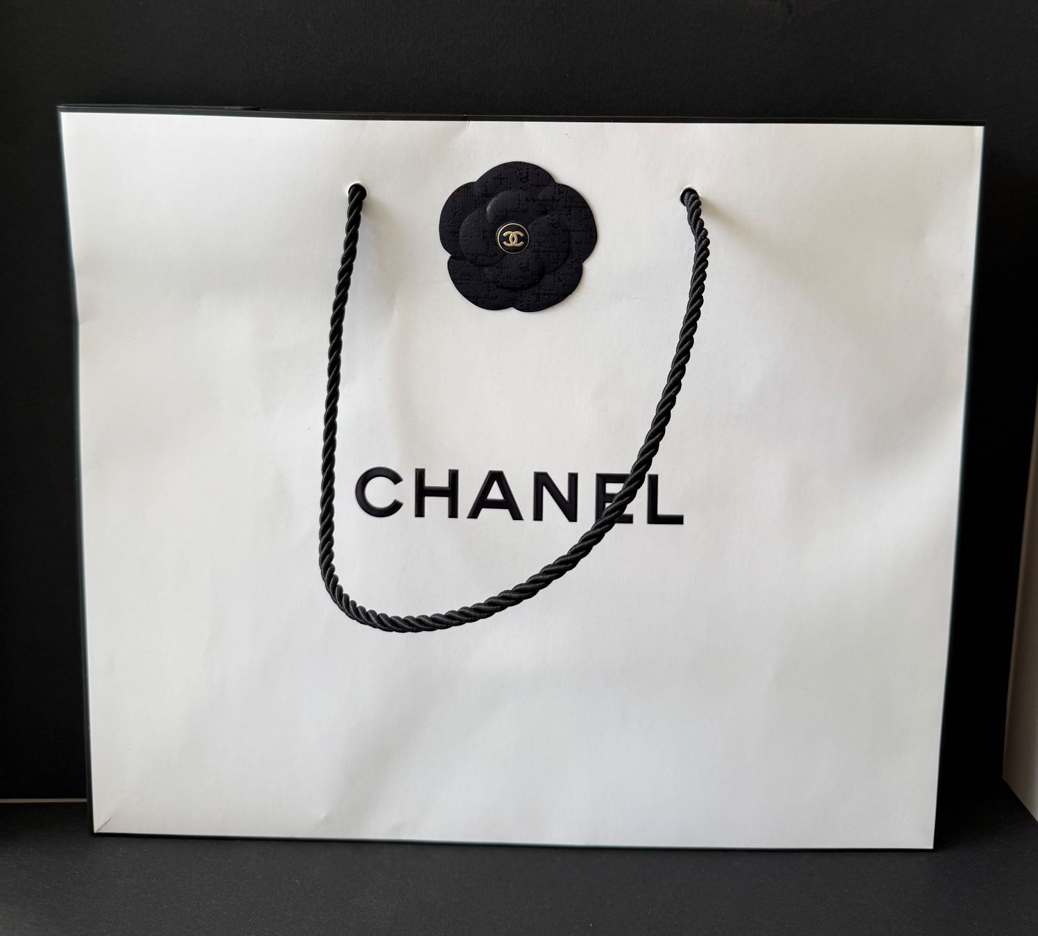 Chanel Taschen: CHANEL - Papiertasche mit dunkelblauer Kamelie – Gebraucht aus St. Gallen von aracne