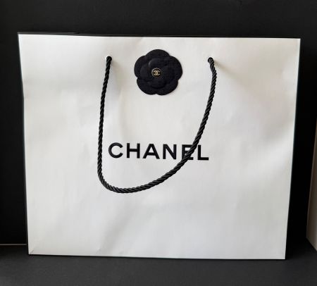 CHANEL - Papiertasche mit dunkelblauer Kamelie