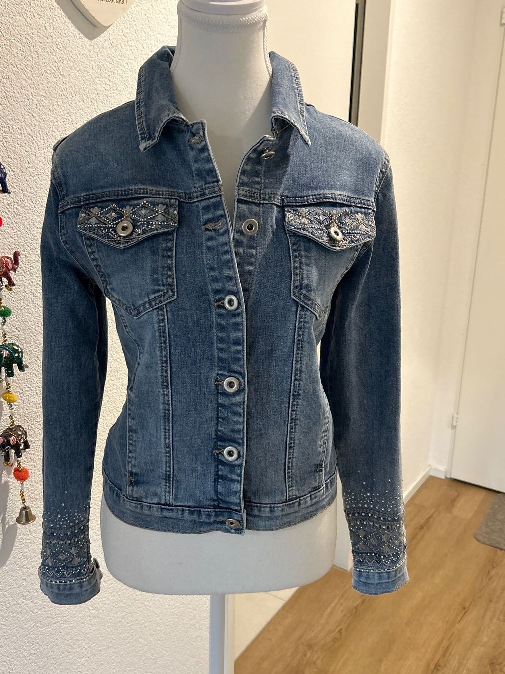 Vestes: Damen Jeansjacke blau mit Strasssteine – Neuf (Voir description) à Brunnen par Nala2929 3