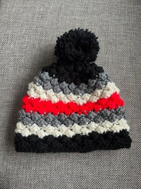Copricapi, berretti & cappellini: Warme Wintermütze mit Bommel von Protest   Grösse: M  / 57 – Usato da Hohenrain venduto da Kiendan 1