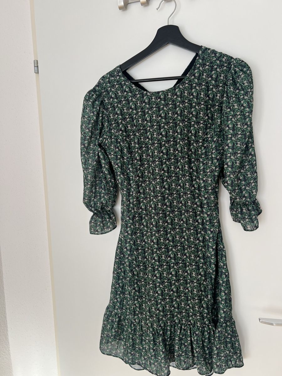 Kleider: Trendyol Kleid mit Blumenmuster, Grösse 38 - Top – Gebraucht aus Wattwil von skr_94 1