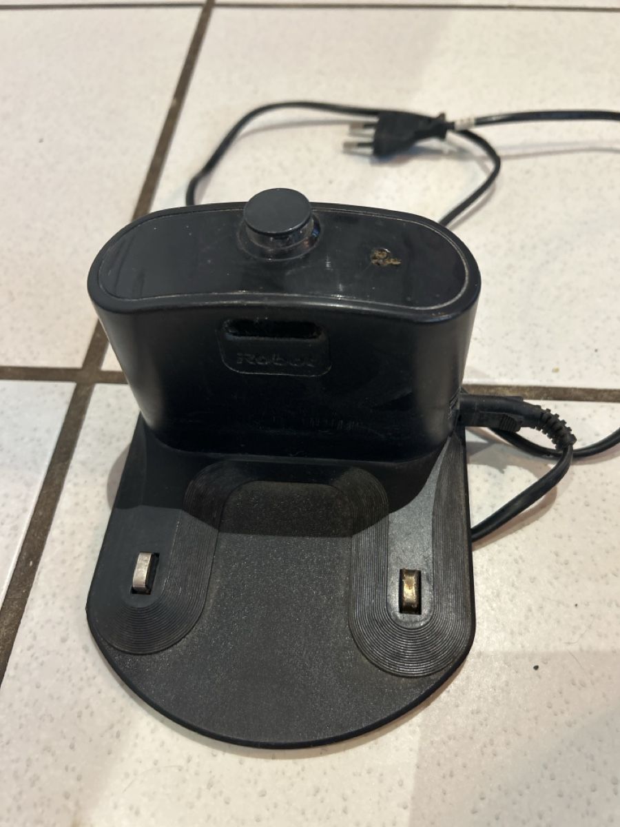 Irobot Staubsauger & Zubehör: iRobot Roomba Saugroboter defekt mit Ladestation – Defekt aus Fischenthal von Victoria_fischenthal 2