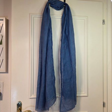 Eleganter blauer Schal – leicht schimmernd – ca. 200 x 64 cm