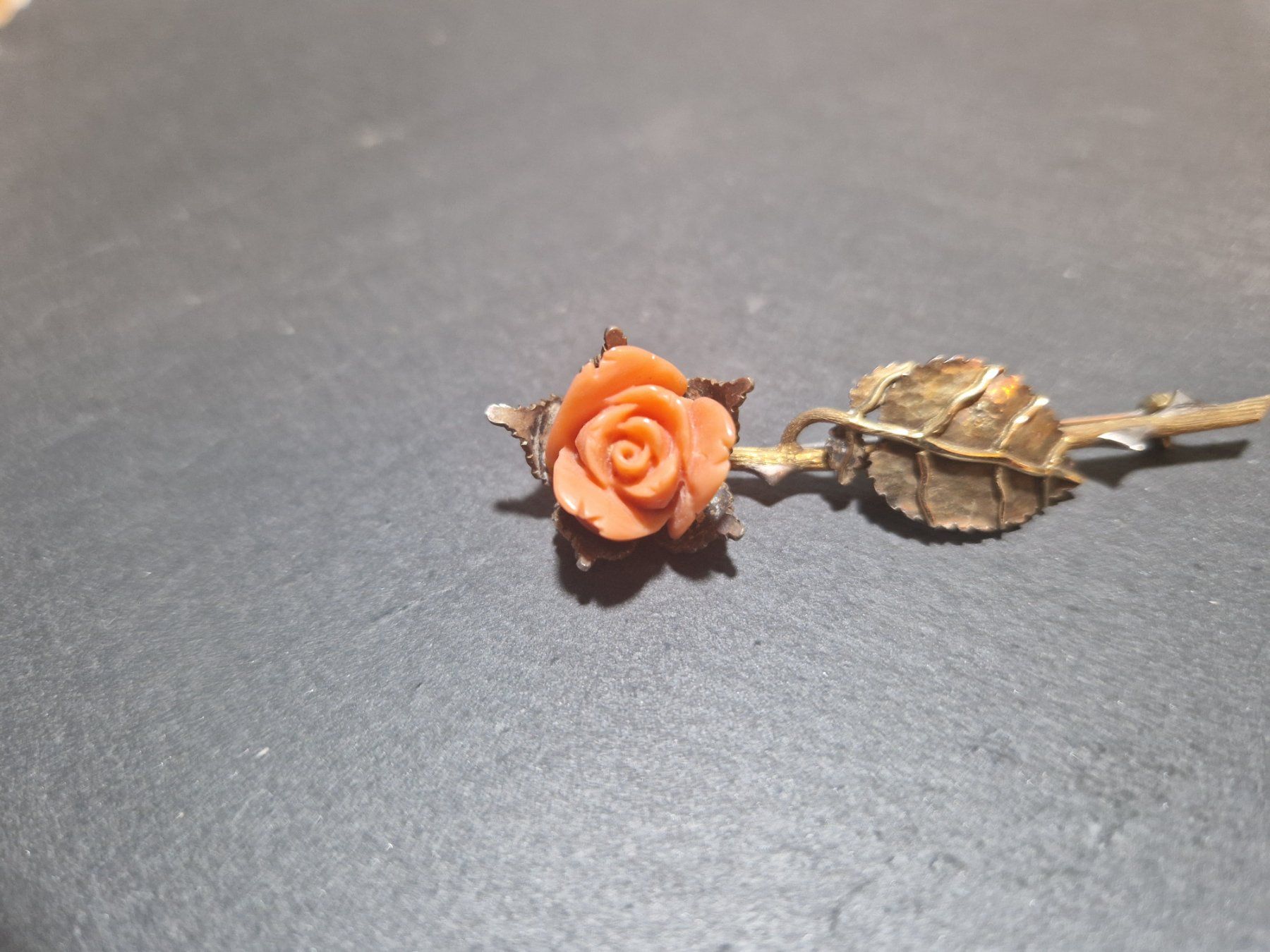 Broschen & Nadeln: Antike Brosche Rose mit geschnitzter Koralle – Gebraucht aus Winterthur von Sadega 4