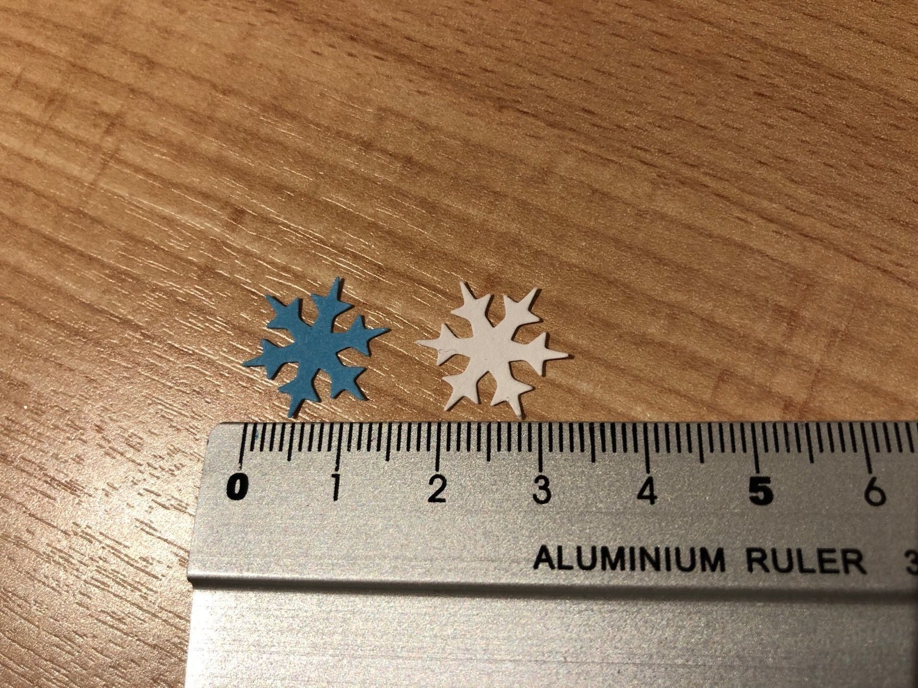 Carta: Streuteile Schneeflocke 16mm, div.Farben – Nuovo (secondo la descrizione) da Pfäffikon ZH venduto da rue78 3