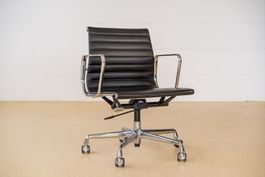 Vitra Eames Bürostuhl aus Leder & höhenverstellbar EA117