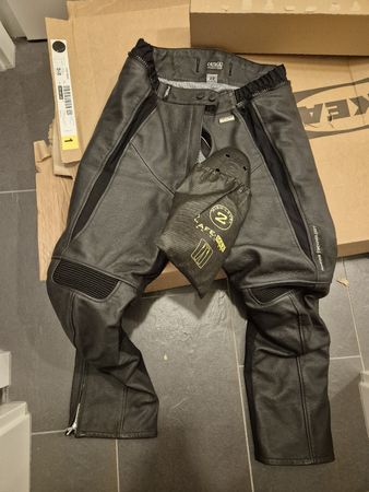 Lederhose Motorrad Grösse 44 petite sehr guter Zustand