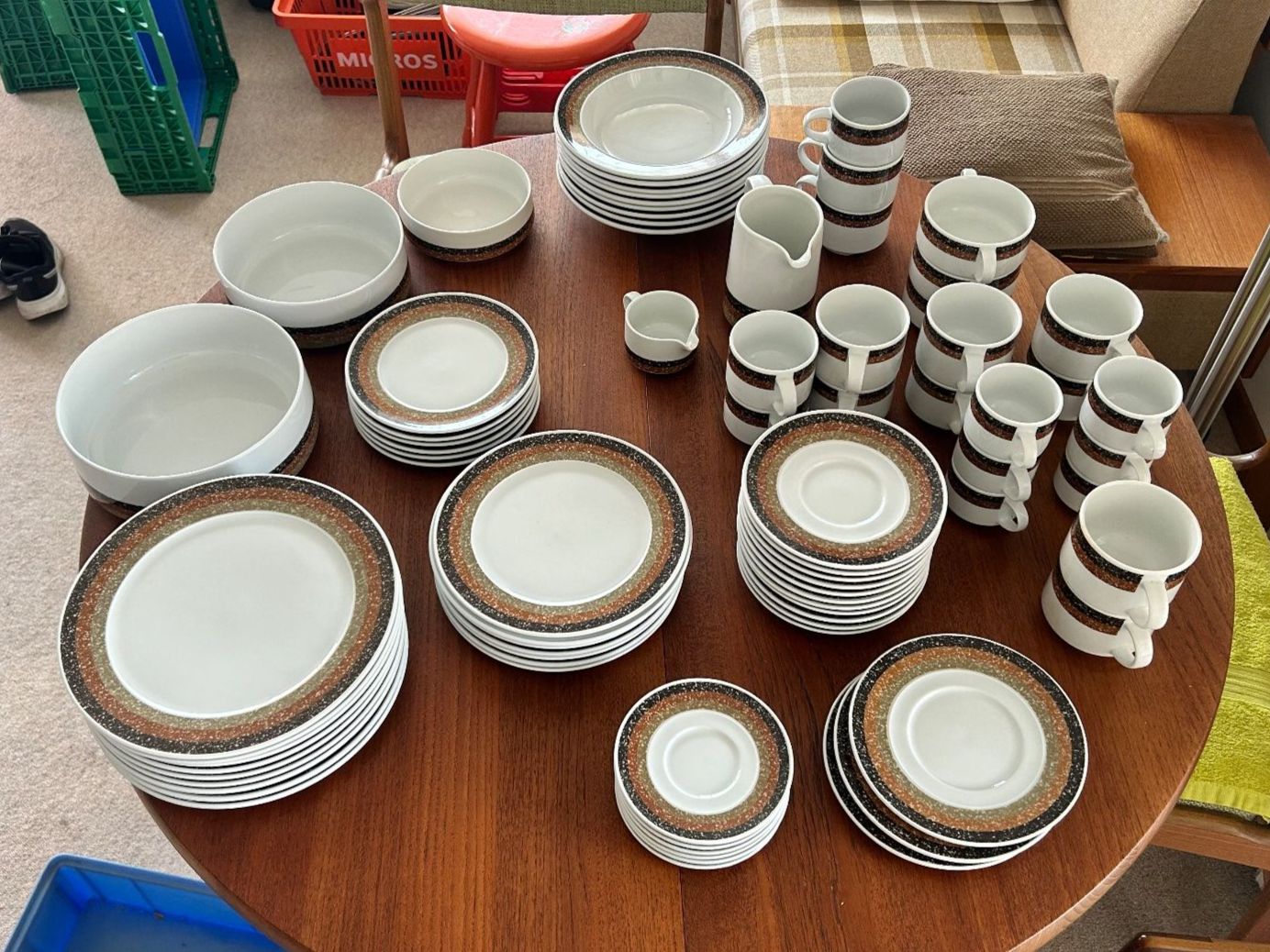 Set di piatti: Geschirr- Set aus den 70er Jahren – Usato da Malters venduto da DPHandel 2