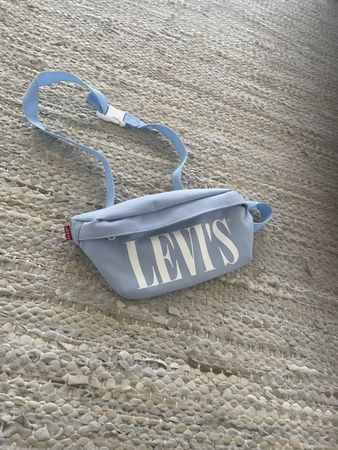 Gürteltasche Levi's hellblau mit Logo . Wie neu!!