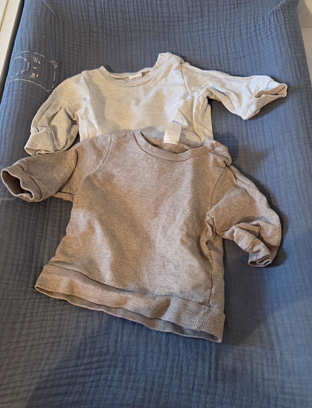 Lotti & Set di vestiti: Pantalons et Pull bébé  – Usato da Bofflens venduto da misstigrise_98 1