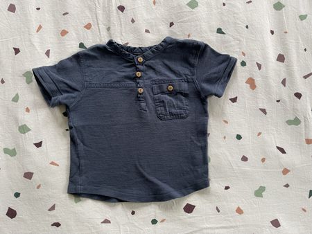 Dunkelblaues Sommer T-Shirt mit Knöpfen, ca. Grösse 68/74