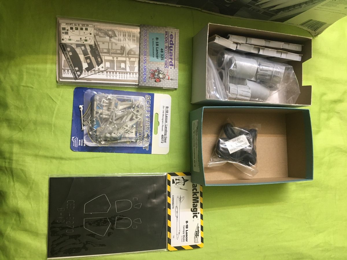Kit di modellismo & Modellini statici: Bausatz B1 Bomber 1/48 mit Zurüstteilen – Nuovo (secondo la descrizione) da Thun venduto da Charrly 1