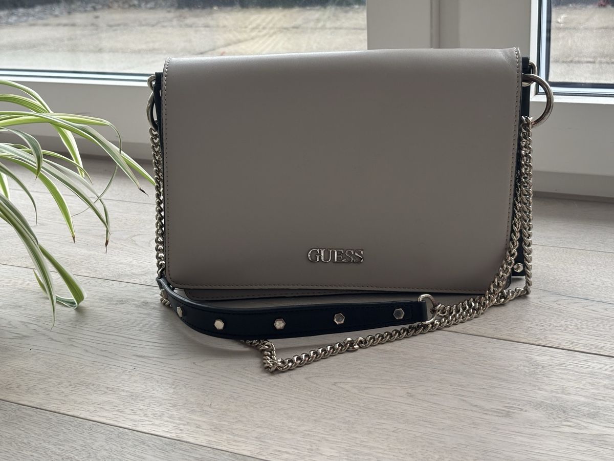 Guess Borse da donna: Guess Tasche,  mit verschiedenen Trageoptionen – Usato da Fehraltorf venduto da lea_9bt5