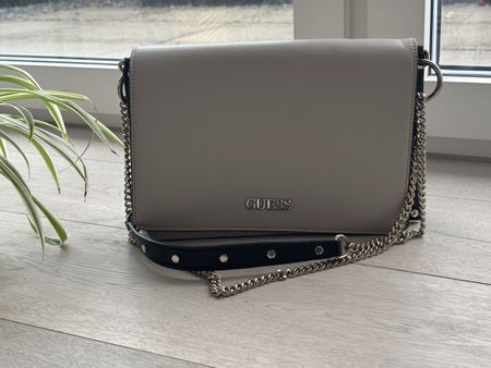 Guess Tasche,  mit verschiedenen Trageoptionen