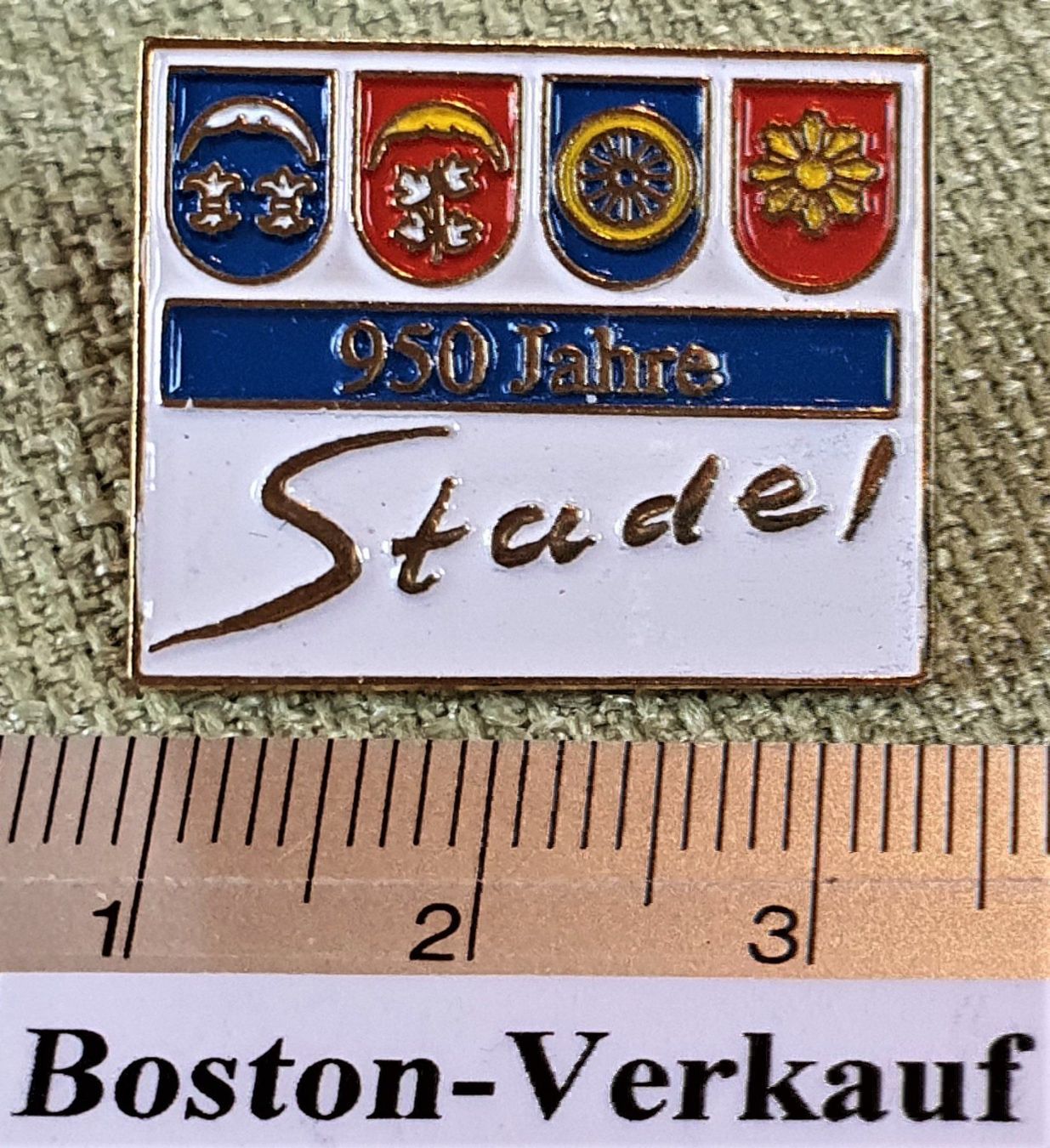 Placchette & Badge: D824 - Pin 950 Jahre Gemeinde Stadel – Usato da Reinach BL venduto da Boston-Verkauf 1