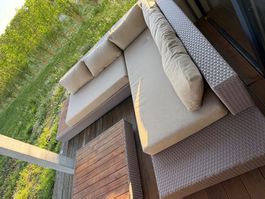 Grosse und bequeme Gartenlounge mit Tisch, neuwertig!