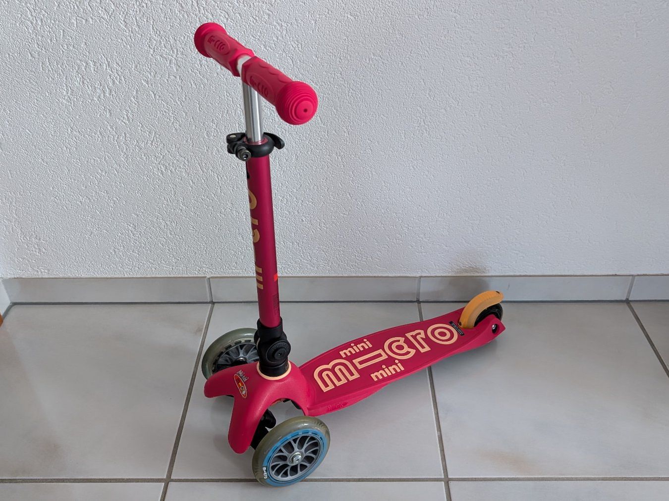Micro Kickboard: Kickboard Micro Mini Deluxe Foldable Rot – Usato da Oberwil-Lieli venduto da meipa3000