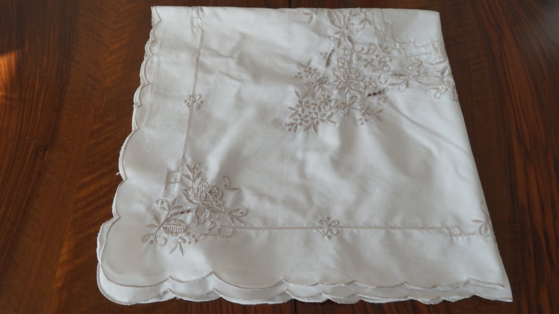 Sonstige Tischwäsche: Tischdecke 84x84cm Stickerei – Gebraucht aus Bern von Antikbatik 6