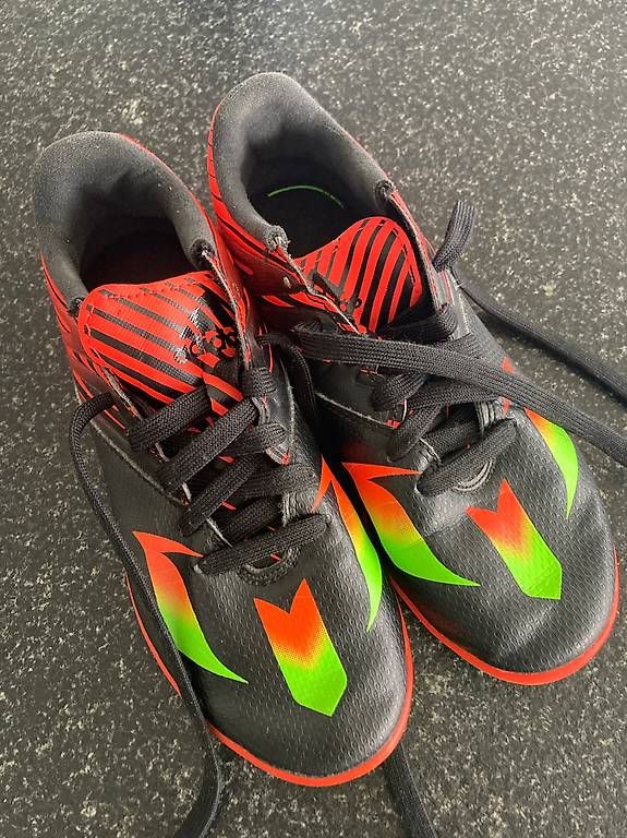 Scarpe da uomo: Adidas Hallenturnschuhe Grösse 35 – Usato da St. Erhard venduto da dag_y7kx