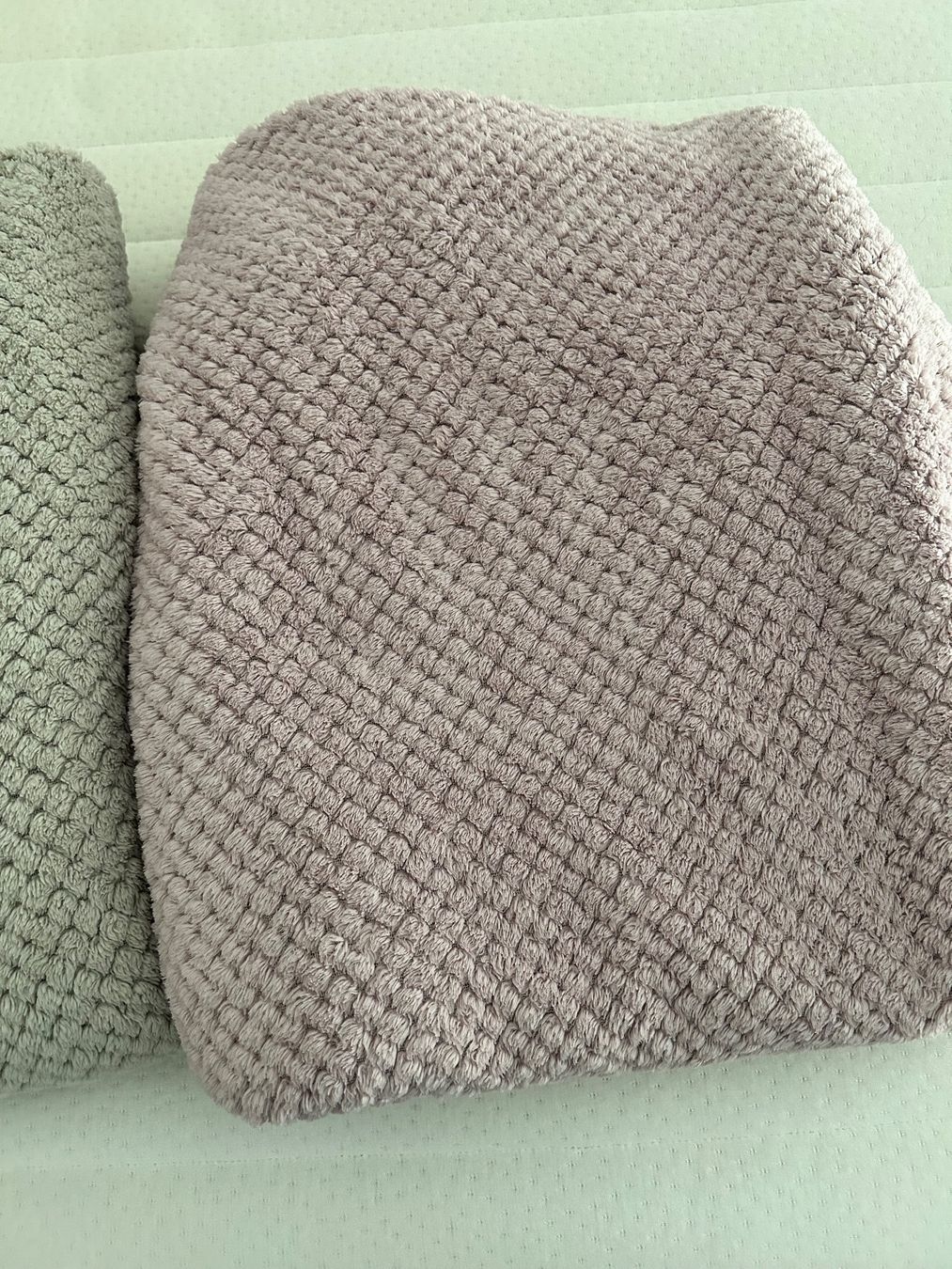 Couvertures: Kuscheldecken 2 Stück, Polyester, hellrosa und greige – D'occasion à Zizers par Neka19 2