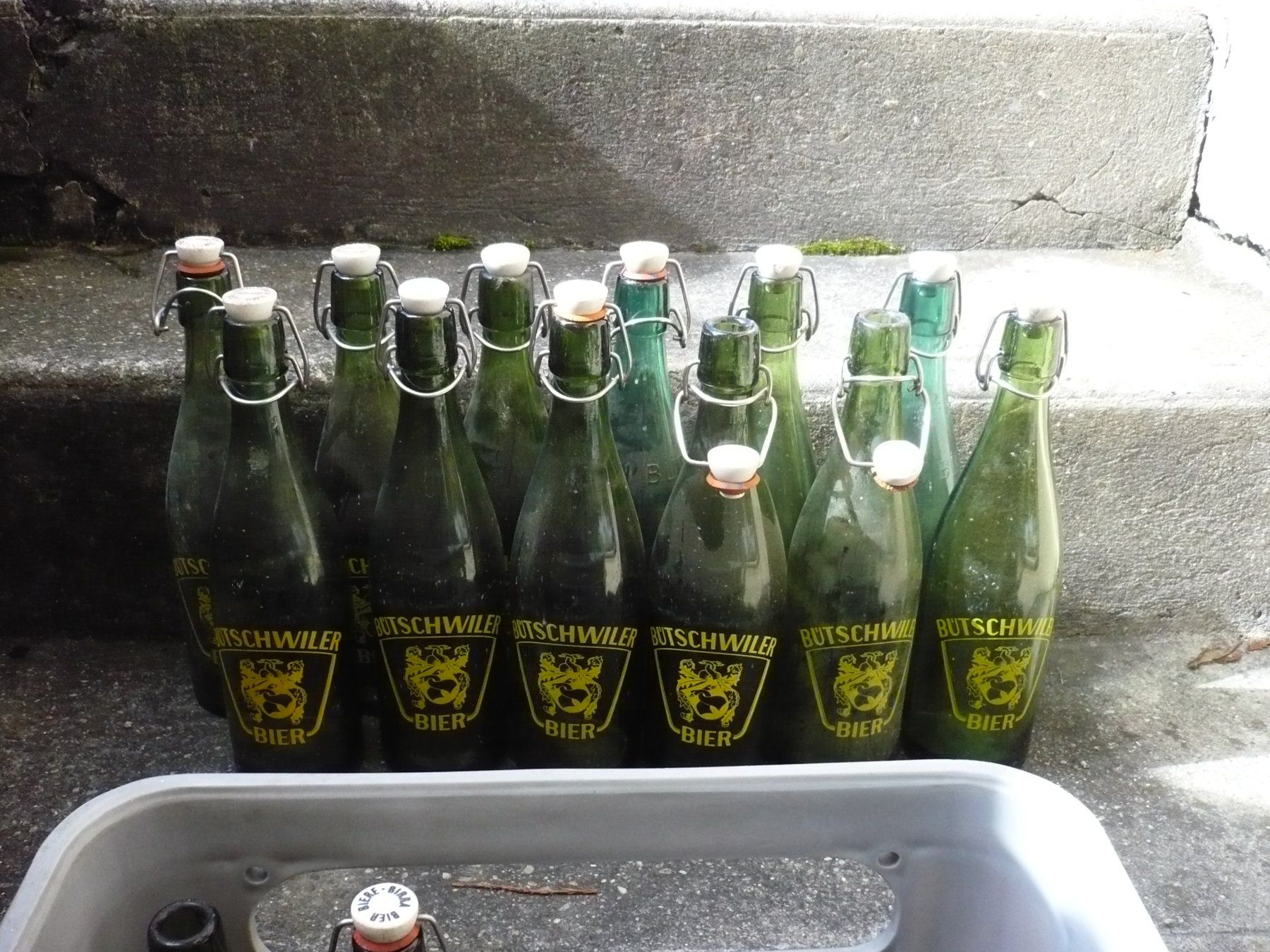 Bicchieri, Caraffe & Bottiglie: Bütschwiler Bierkiste mit div. Flaschen – Usato da Biberist venduto da Urmel 2