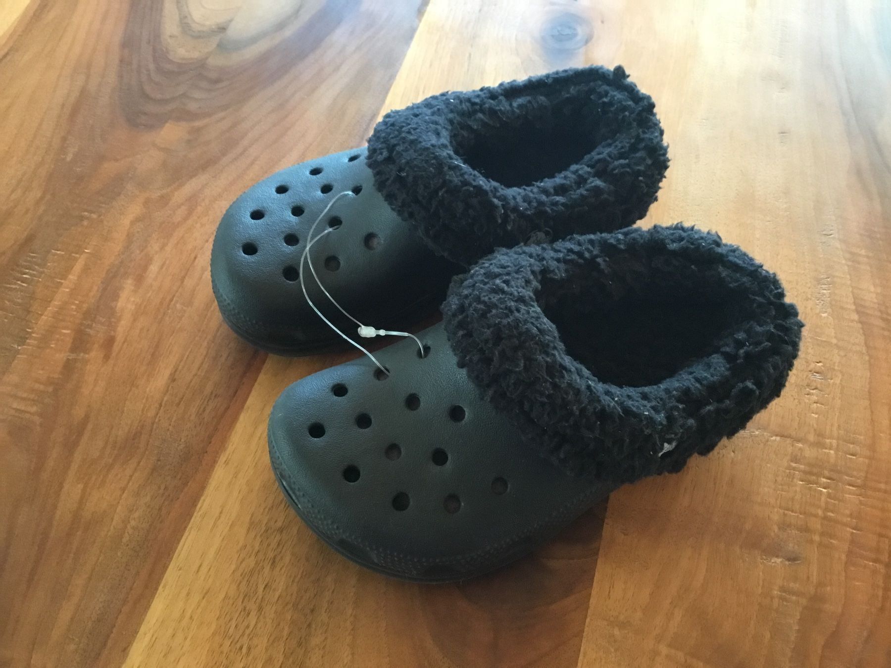 Crocs Scarpe da uomo: Neue warme Crocs, 27-29 – Nuovo (secondo la descrizione) da Oberhof venduto da Hibrzel
